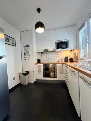 Cuisine ou kitchenette dans l'établissement Spacious 2BR Balcony and AC