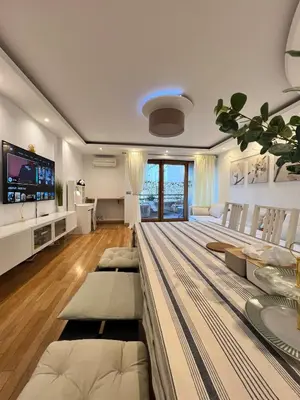 Télévision ou salle de divertissement dans l'établissement Spacious 2BR Balcony and AC