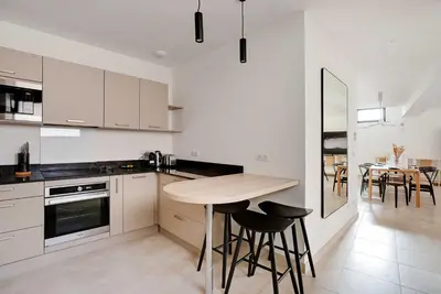 Cuisine ou kitchenette dans l'établissement Spacious house 4BDR 7P - Boulogne Billancourt