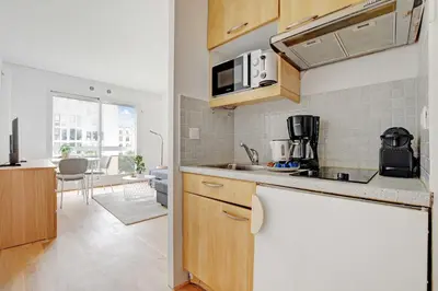 Cuisine ou kitchenette dans l'établissement Charming studio - 2P - balcony - Saint Honore