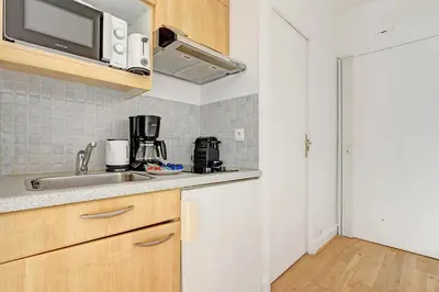 Cuisine ou kitchenette dans l'établissement Charming studio - 2P - balcony - Saint Honore