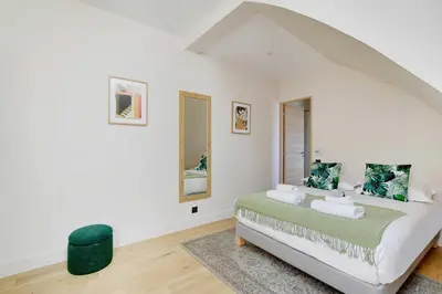 Un ou plusieurs lits dans un hébergement de l'établissement Apt a c 1BR 2P - Saint-Lazare Les Champs Elysée