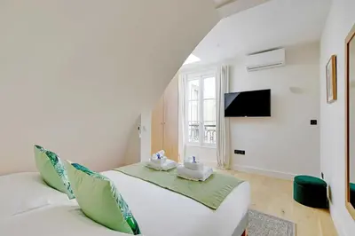 Télévision ou salle de divertissement dans l'établissement Apt a c 1BR 2P - Saint-Lazare Les Champs Elysée