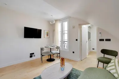 Télévision ou salle de divertissement dans l'établissement Apt a c 1BR 2P - Saint-Lazare Les Champs Elysée