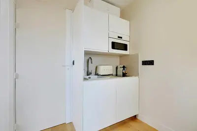 Cuisine ou kitchenette dans l'établissement Apt a c 1BR 2P - Saint-Lazare Les Champs Elysée
