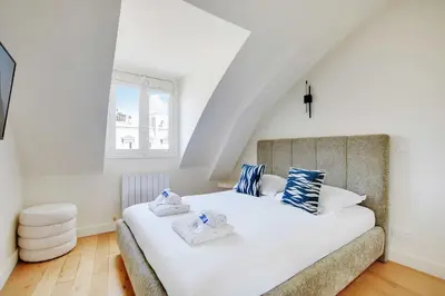 Un ou plusieurs lits dans un hébergement de l'établissement Apt a c 3BR 6P - Saint-Lazare Les Champs Elysée