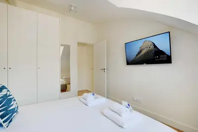 Un ou plusieurs lits dans un hébergement de l'établissement Apt a c 3BR 6P - Saint-Lazare Les Champs Elysée