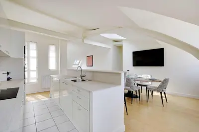 Télévision ou salle de divertissement dans l'établissement Apt a c 3BR 6P - Saint-Lazare Les Champs Elysée