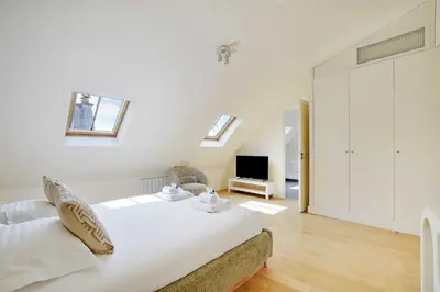 Un ou plusieurs lits dans un hébergement de l'établissement Apt a c 3BR 6P - Saint-Lazare Les Champs Elysée