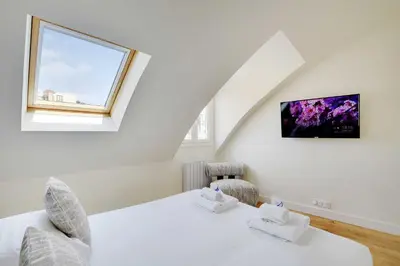 Un ou plusieurs lits dans un hébergement de l'établissement Apt a c 3BR 6P - Saint-Lazare Les Champs Elysée