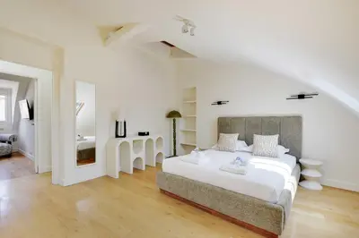 Un ou plusieurs lits dans un hébergement de l'établissement Apt a c 3BR 6P - Saint-Lazare Les Champs Elysée