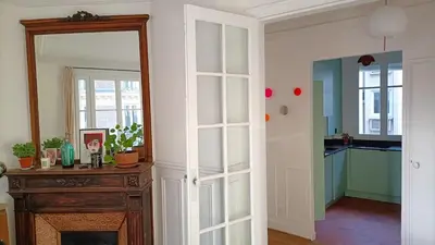 Cuisine ou kitchenette dans l'établissement Appartement haussmannien canal Saint Martin