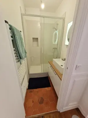 Salle de bains dans l'établissement Appartement haussmannien canal Saint Martin