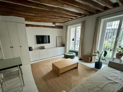 Télévision ou salle de divertissement dans l'établissement Private garden in Montmartre