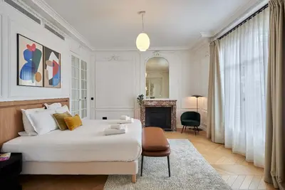 Un ou plusieurs lits dans un hébergement de l'établissement Wonderful AC Apartment Terrace Madeleine Opera