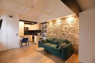 Coin salon dans l'établissement Charming studio in the 17th ideal for 2