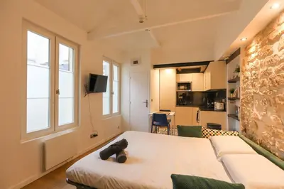 Télévision ou salle de divertissement dans l'établissement Charming studio in the 17th ideal for 2