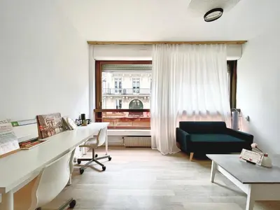 Coin salon dans l'établissement Le Berri Chic Studio-Steps from Champs-Élysées