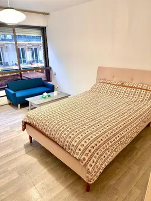 Un ou plusieurs lits dans un hébergement de l'établissement Le Berri Chic Studio-Steps from Champs-Élysées