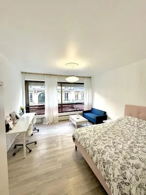 Un ou plusieurs lits dans un hébergement de l'établissement Le Berri Chic Studio-Steps from Champs-Élysées