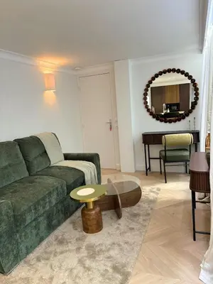 Coin salon dans l'établissement Elegant 1BR Monthly Rental near Place Vendôme