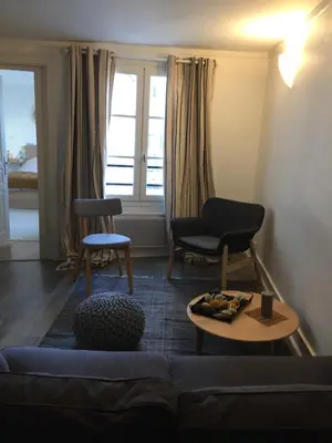 Coin salon dans l'établissement 2 pieces Paris centre Marais