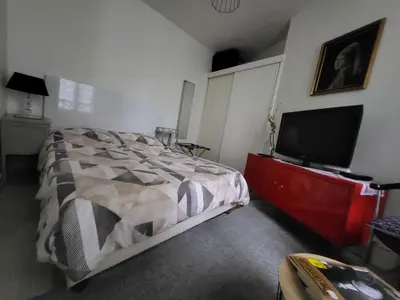 Télévision ou salle de divertissement dans l'établissement Mon Art Studio - Montmartre - Sacré-Cœur - Paris