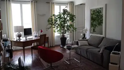 Coin salon dans l'établissement Clarté et charme, chambre spacieuse