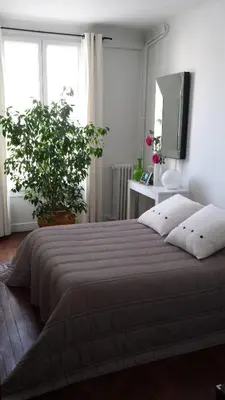 Un ou plusieurs lits dans un hébergement de l'établissement Clarté et charme, chambre spacieuse