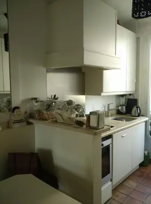 Cuisine ou kitchenette dans l'établissement Clarté et charme, chambre spacieuse