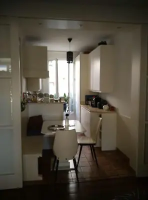 Cuisine ou kitchenette dans l'établissement Clarté et charme, chambre spacieuse