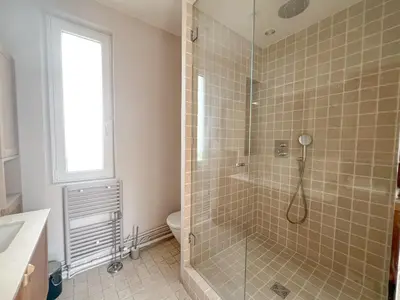 Salle de bains dans l'établissement Maison chaleureuse à Paris !