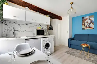 Cuisine ou kitchenette dans l'établissement Cozy Studio in the heart of the Marais