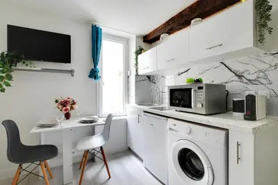 Cuisine ou kitchenette dans l'établissement Cozy Studio in the heart of the Marais