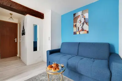 Coin salon dans l'établissement Cozy Studio in the heart of the Marais