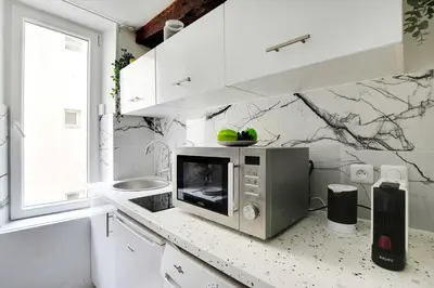 Cuisine ou kitchenette dans l'établissement Cozy Studio in the heart of the Marais