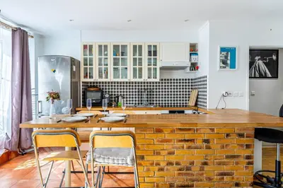 Cuisine ou kitchenette dans l'établissement GuestReady - Paris getaway in La Chapelle