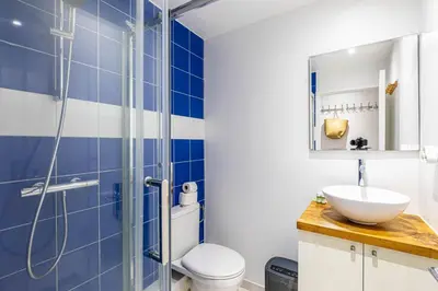 Salle de bains dans l'établissement GuestReady - Paris getaway in La Chapelle