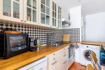 Cuisine ou kitchenette dans l'établissement GuestReady - Paris getaway in La Chapelle