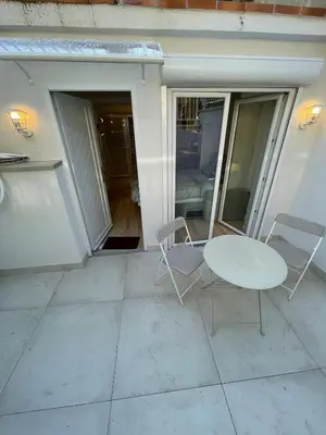 Balcon ou terrasse dans l'établissement Studio spacieux avec terrasse privée, clim et parking payants