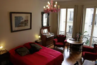 Un ou plusieurs lits dans un hébergement de l'établissement A Room In Paris