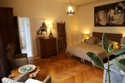 Un ou plusieurs lits dans un hébergement de l'établissement A Room In Paris