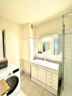 Salle de bains dans l'établissement Grand Appartement Tour Eiffel Place Barcelone