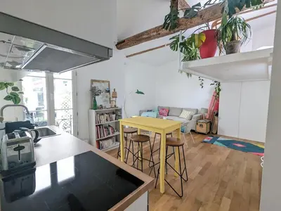 Coin salon dans l'établissement Studio chic et moderne avec mezzanine à 10 min de Montmartre