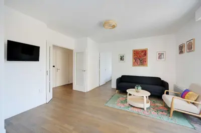 Télévision ou salle de divertissement dans l'établissement Charming apartment - 2BR-4P- Balcony- Malakoff