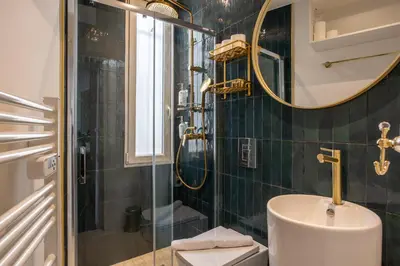 Salle de bains dans l'établissement From Paris with a View