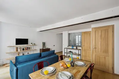 Télévision ou salle de divertissement dans l'établissement BnBNova - 1BR - Saint Germain & Odéon