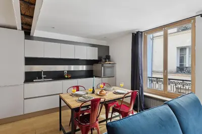 Cuisine ou kitchenette dans l'établissement BnBNova - 1BR - Saint Germain & Odéon