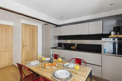 Cuisine ou kitchenette dans l'établissement BnBNova - 1BR - Saint Germain & Odéon