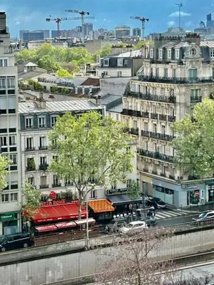 Vue générale sur Paris ou vue de la ville depuis l'appartement
